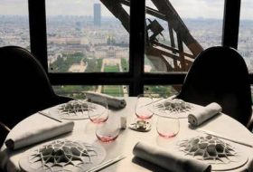 Macron invite Trump à un dîner luxueux à la tour Eiffel
