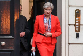 GB: Theresa May tente de reprendre la main après les élections