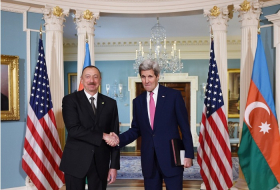 Ilham Aliyev reçu un accueil chaleureux par le Secrétaire d’Etat américain John Kerry