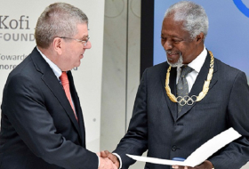 Le président du CIO remet l`Ordre olympique à l`ancien secrétaire général des Nations Unies Kofi Annan