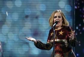 Adele récompensée depuis l`espace, hommage à Bowie