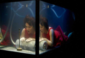 Des musiciens donnent un concerto en aquarium