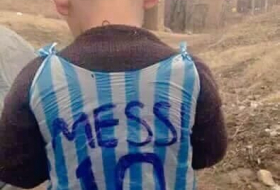 Lionel Messi cherche le petit réfugié qui s`est fait un maillot de l`Argentin avec un sac plastique