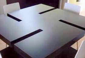 Ikea contraint de démentir l`existence d`une table en forme de croix gammée