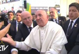 Le Pape s’énerve contre des fidèles lors d’un bain de foule VIDEO
