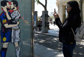 Clasico: un graffiti montrant Messi embrassant Ronaldo fait fureur à Barcelone