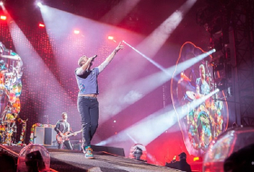 Coldplay interrompt son concert en Australie pour une demande en mariage - VIDEO