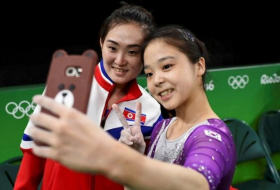 JO 2016 de Rio :  les gymnastes du Corée du Nord et du Sud posent pour selfie en moment d`unité réconfortante