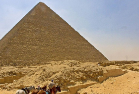 Les restes d`un bateau antique découverts près des pyramides