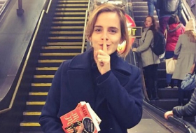 Emma Watson dépose des livres féministes dans le métro de Londres