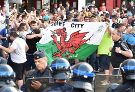 Euro 2016: à Lille, la police fait usage de gaz lacrymogène pour disperser quelque 200 supporters britanniques