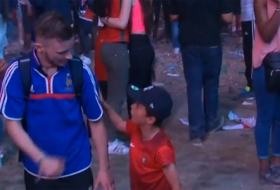 Euro 2016 : le supporter français consolé par un jeune fan de la Selecçao invité au Portugal