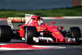 F1: Hamilton voit Ferrari favorite, Vettel lui renvoie la politesse