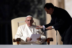 Le pape François appelle fidèles et prêtres à ranger leurs téléphones pendant la messe