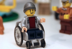 Lego dévoile sa première figurine handicapée