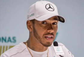 Lewis Hamilton s'excuse de s'être moqué de son neveu déguisé en princesse