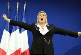 Marine Le Pen enflamme la piste de danse pour oublier la défaite - VIDEO