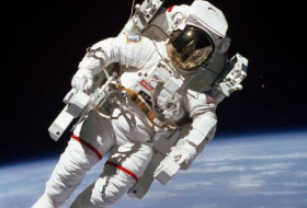 Mort de l'astronaute Bruce McCandless II, qui s'était déplacé librement dans l'espace