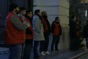 Des musulmans aident à surveiller l`église de Lens pendant la messe de Noël - VIDEO