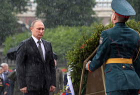 Vladimir Poutine, au garde-à vous, reste immobile sous une pluie battante - VIDEO