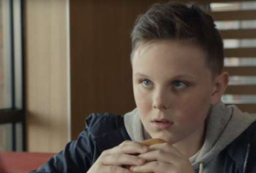 McDonald's fait scandale en mettant en scène un ado qui a perdu son père - VIDEO