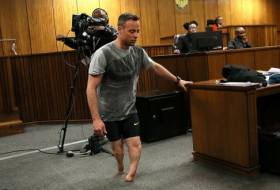Pistorius devant la Cour en larmes et sans prothèses - VIDEO
