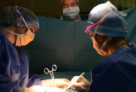 Un patient opéré d`une tumeur cérébrale muni de lunettes 3D, une première
