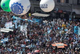 Argentine: des milliers de manifestants pour demander l’état d’urgence sociale