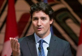 Twitter bave devant de vieilles photos de Trudeau
