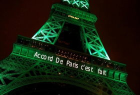 La Tour Eiffel et l`Arc de Triomphe sont passés au vert - PHOTOS