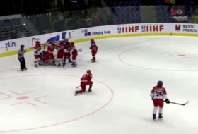 Une bagarre éclate entre les équipes de hockey sur glace féminines russe et tchèque - VIDEO