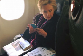 Quand une photo d'Hillary Clinton regardant un journal devient virale...