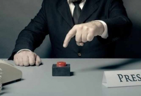 Les médias dévoilent le mystère du «bouton rouge» sur la table de Trump