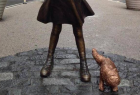Il installe une statuette de chien qui urine à côté du taureau de Wall Street