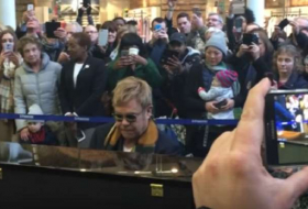 Londres: Elton John en concert surprise à la gare de Saint Pancras - VIDEO