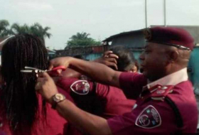 Nigeria: un agent de sécurité coupe les cheveux de ses collègues femmes et fait scandale