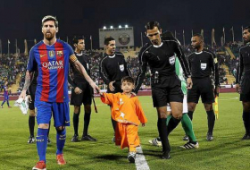 Le jeune fan afghan ne lâche plus Lionel Messi - VIDEO