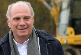 Football: L`ex-patron du Bayern Munich, Uli Hoeness, sort de prison