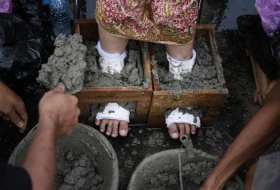 Des indonésiens «s’auto-bétonnent» pour protester contre une usine de ciment