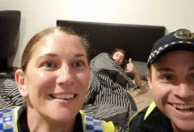 Australie: ivre, ils le raccompagnent et lui laissent un selfie