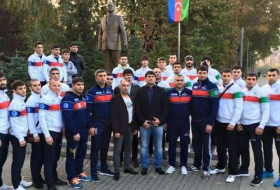 Les kick-boxeurs azerbaïdjanais visitent le monument à Heydar Aliyev à Belgrade