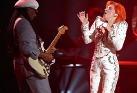 Grammys 2016: Lady Gaga s`est métamorphosée en David Bowie