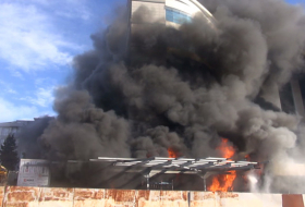 Le feu frappe un hôtel dans le quartier Maltepe d`Istanbul