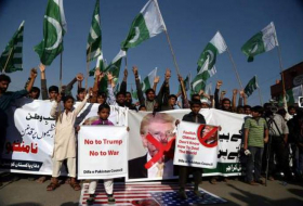 Washington suspend son aide militaire au Pakistan