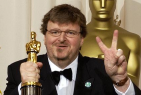 Le réalisateur américain Michael Moore hospitalisé pour une pneumonie