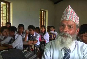 Un Népalais retourne à l`école à 68 ans - VIDEO