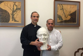 Un Azerbaïdjanais a préparé le buste du pape François
