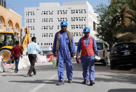 Mondial 2022: le Qatar distribue des chapeaux rafraîchissants aux ouvriers