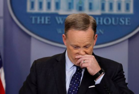Sean Spicer pris en flagrant délit de «vol» à la Maison-Blanche