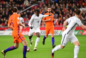 La France s`impose aux Pays-Bas (0-1)